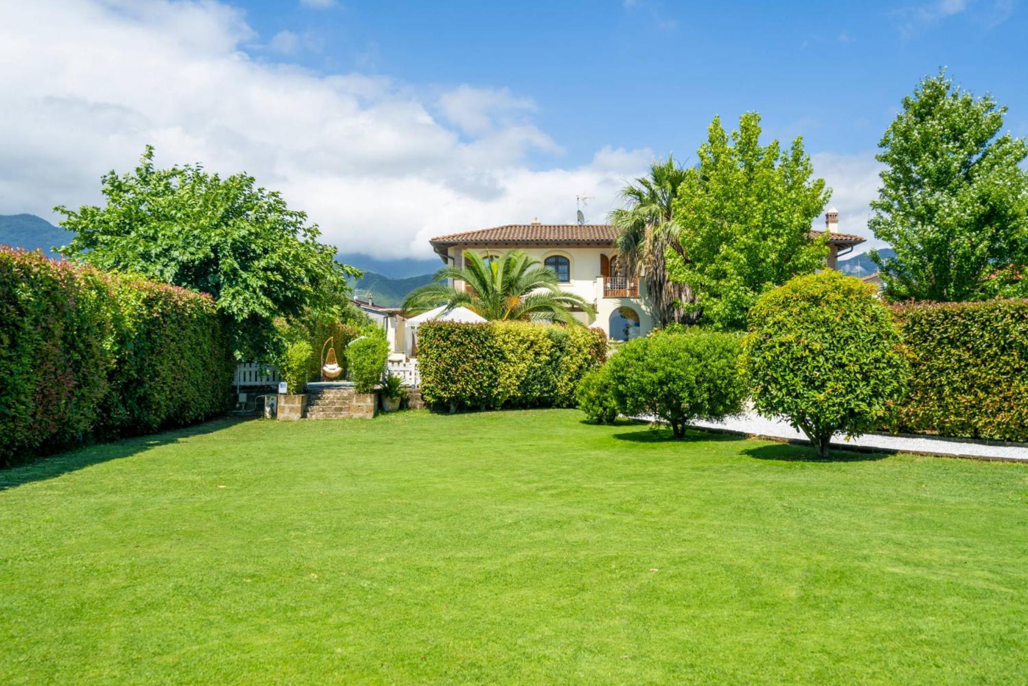 Villa Lorenzo Querceta Eksteriør billede